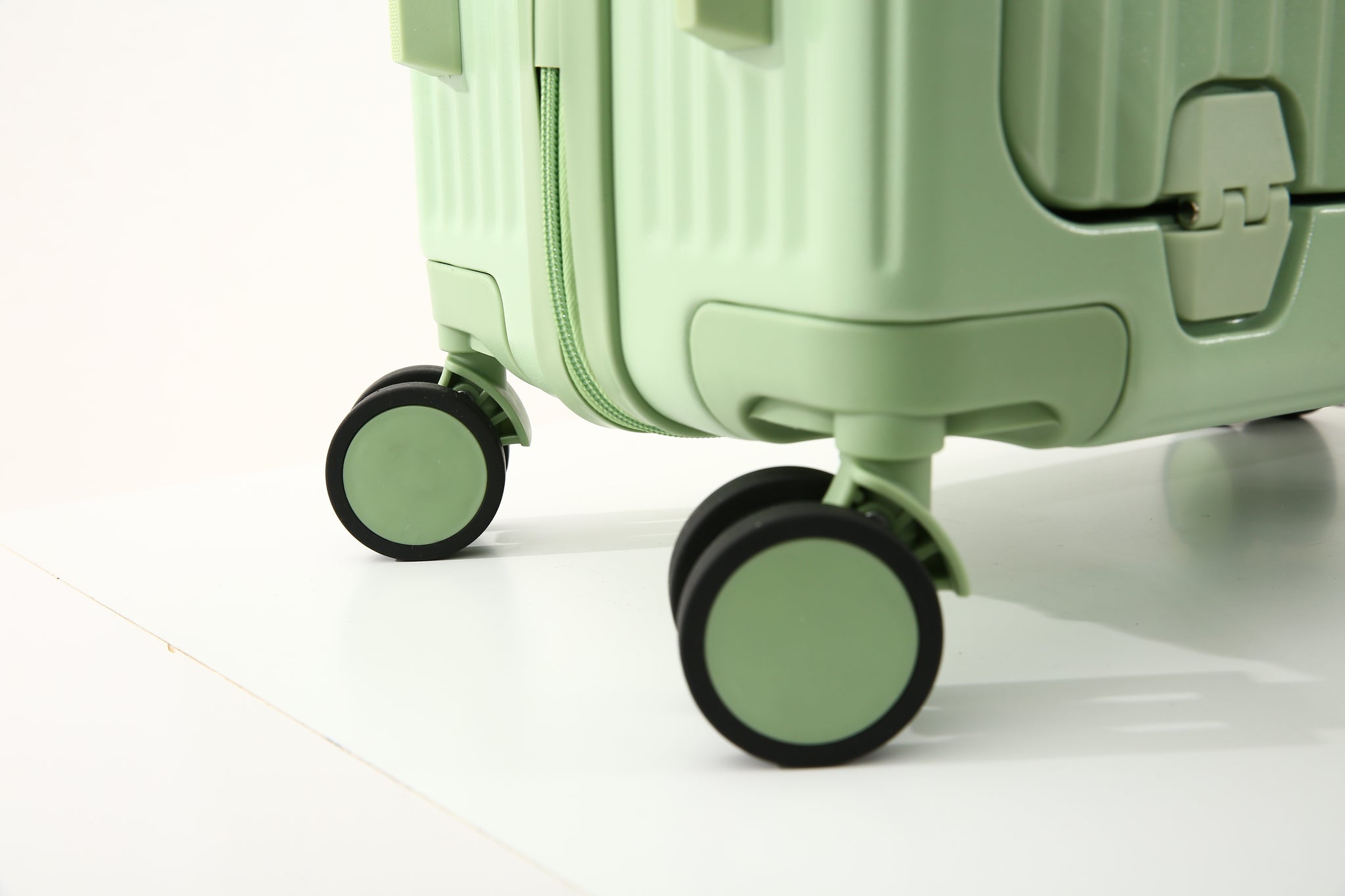 Aluma Solis Carry-On – Sleek Travel Luggage with Laptop Pocket, Phone Stand & 360° Wheels