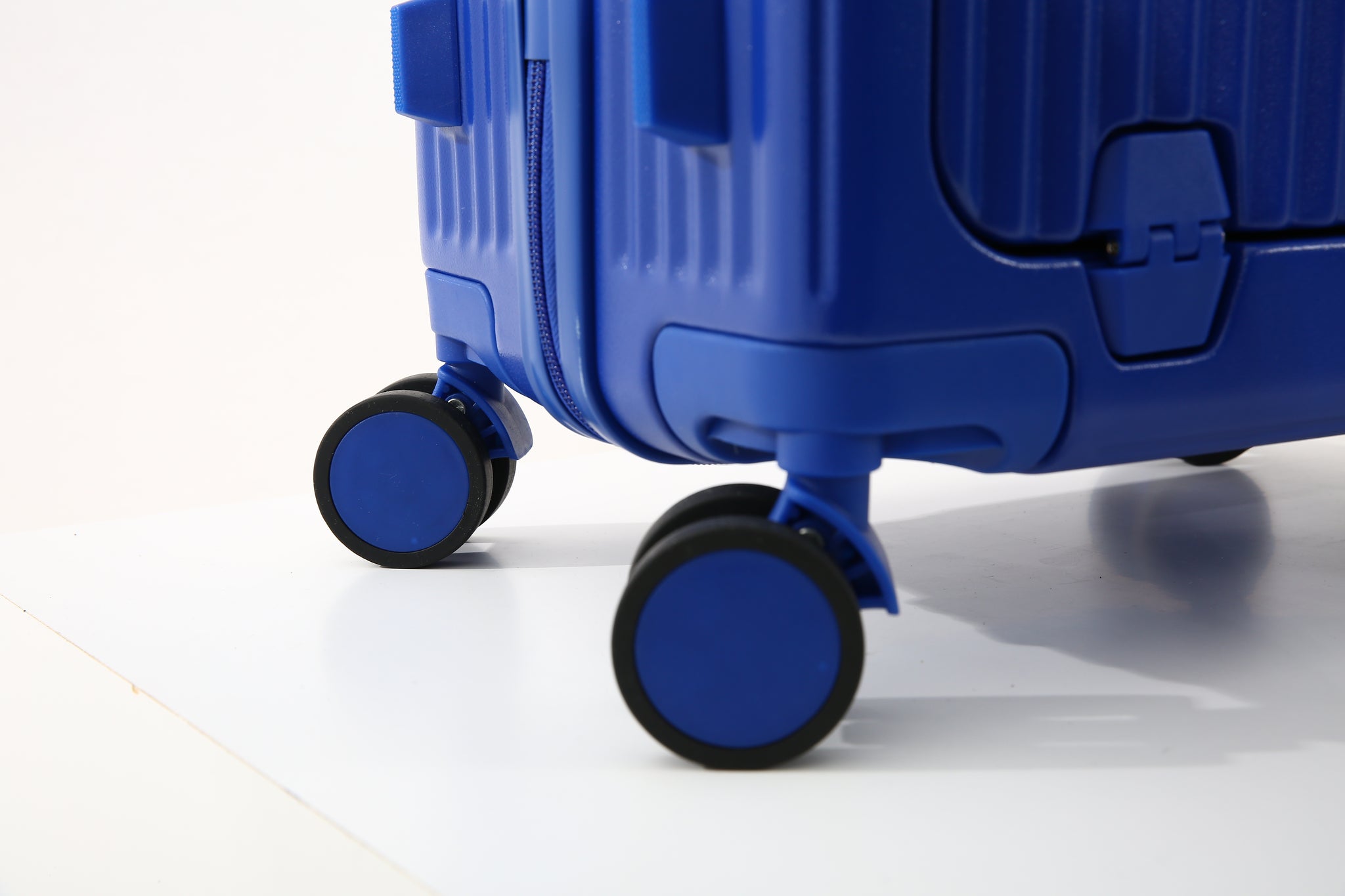 Aluma Solis Carry-On – Sleek Travel Luggage with Laptop Pocket, Phone Stand & 360° Wheels