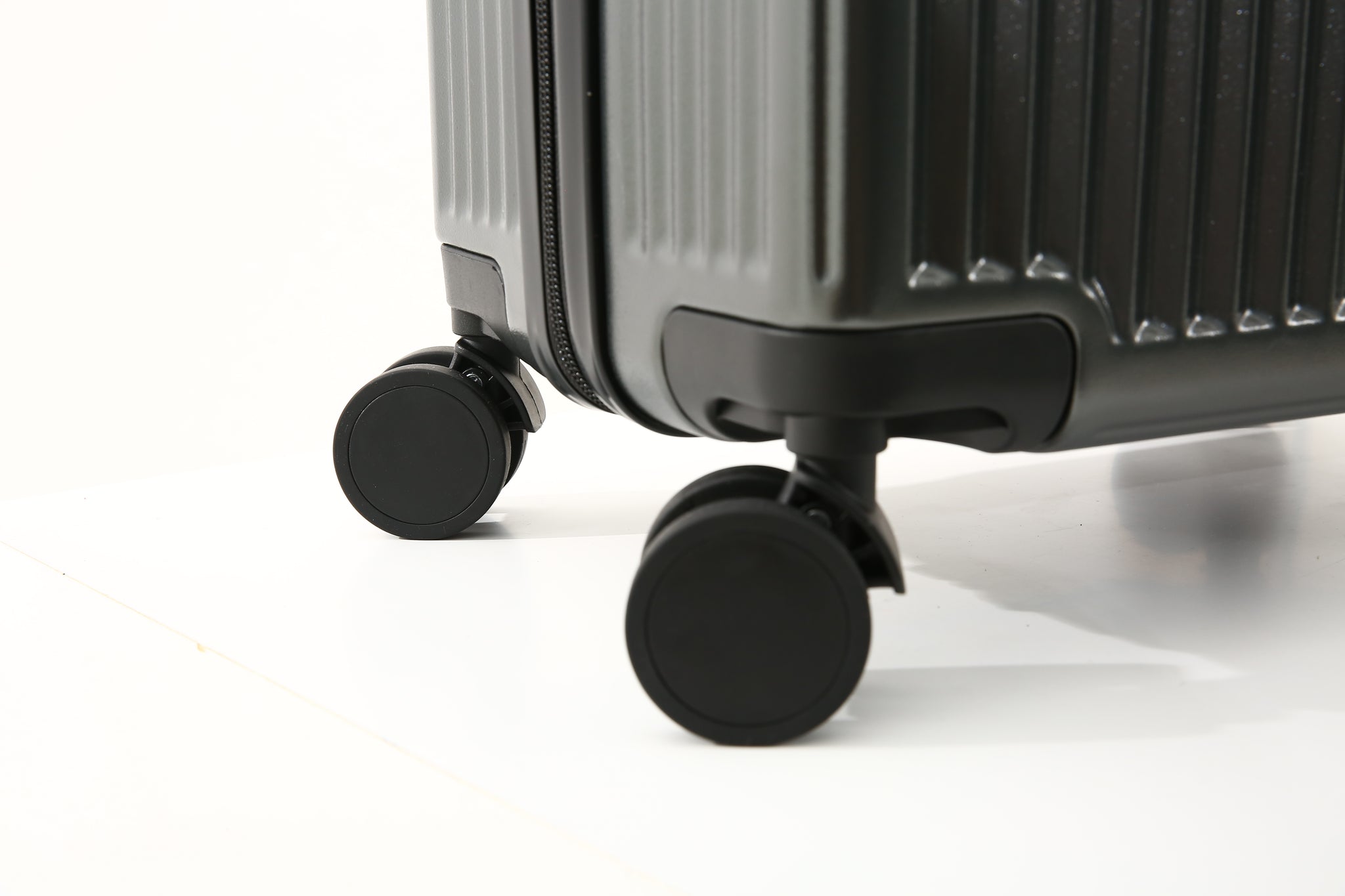Aluma Solis Carry-On – Sleek Travel Luggage with Laptop Pocket, Phone Stand & 360° Wheels